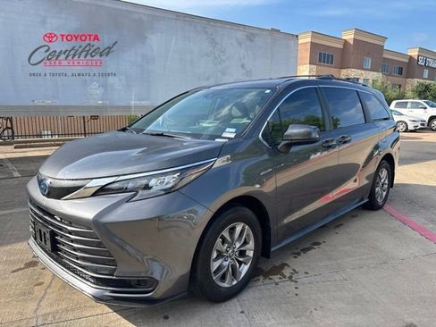 Used 2025 Toyota Sienna LE FWD image 1