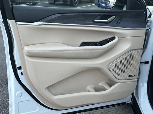 Used 2023 Jeep Grand Cherokee 4WD 4xe image 11