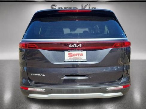 Used 2023 Kia Carnival LX FWD image 4