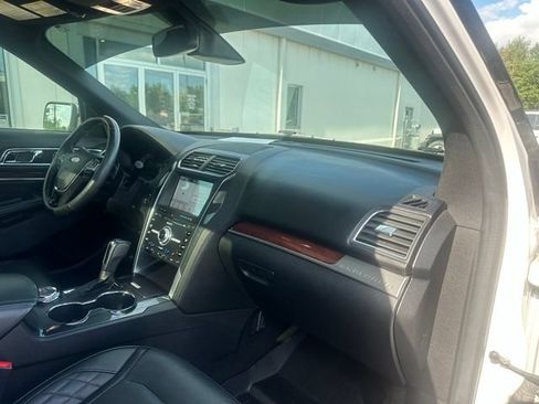 Used 2018 Ford Explorer Platinum AWD/4WD image 11