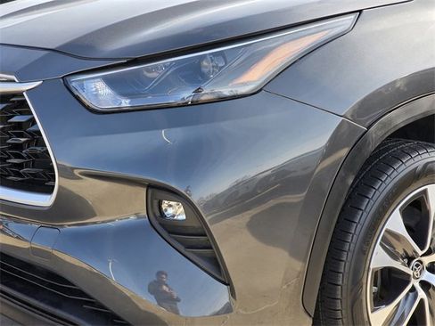 Used 2022 Toyota Highlander XLE image 6