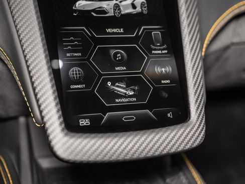 Used 2024 Lamborghini Revuelto image 39