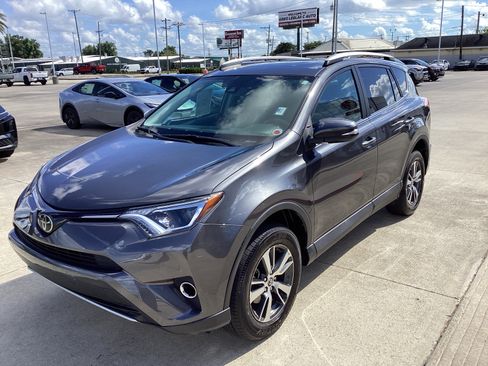 Used 2018 Toyota RAV4 XLE FWD image 4