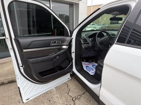 Used 2018 Ford Explorer XLT w/ Equipment Group 202A FWD image 11