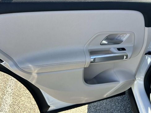 Used 2022 Mercedes-Benz GLB 250 4MATIC image 23