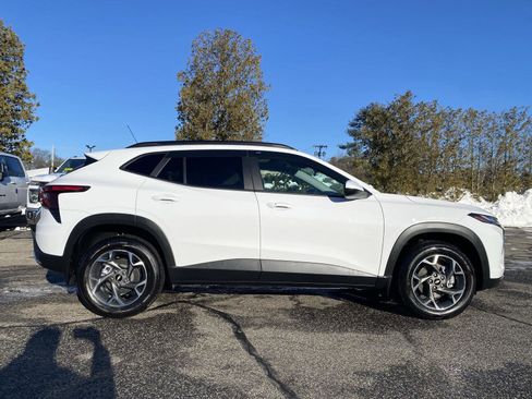 Used 2025 Chevrolet Trax LT w/ Sunroof Package image 8