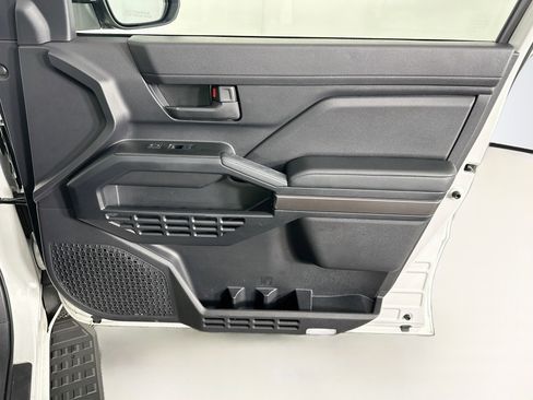 Used 2025 Toyota 4Runner SR5 AWD/4WD image 31