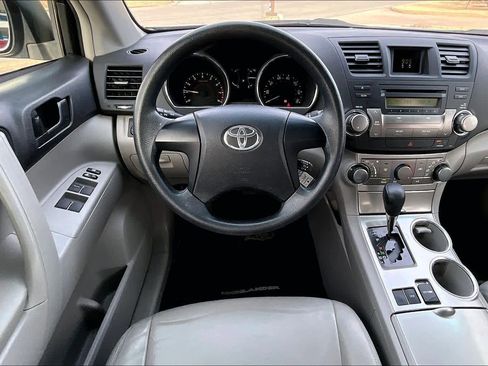 Used 2012 Toyota Highlander SE w/ Tow Pkg image 6