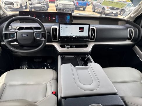 Used 2025 Ford Expedition Active RWD image 6