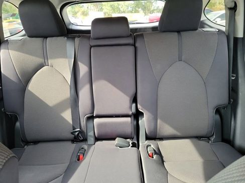 Used 2022 Toyota Highlander L image 5