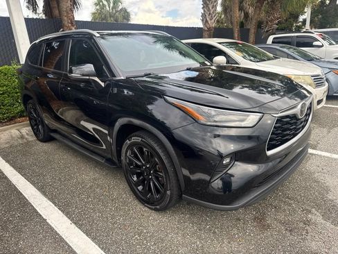 Used 2023 Toyota Highlander XLE FWD image 5