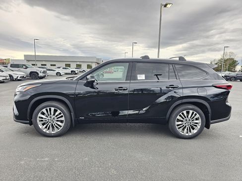 New 2026 Toyota Highlander Platinum AWD/4WD image 2