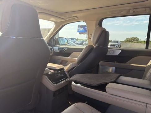 Used 2023 Lincoln Navigator L Reserve image 11