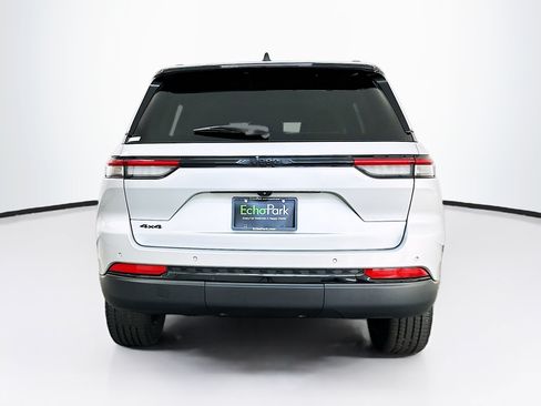 Used 2023 Jeep Grand Cherokee Altitude AWD/4WD image 7