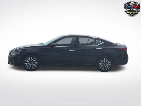 Used 2025 Nissan Altima 2.5 SV FWD image 2