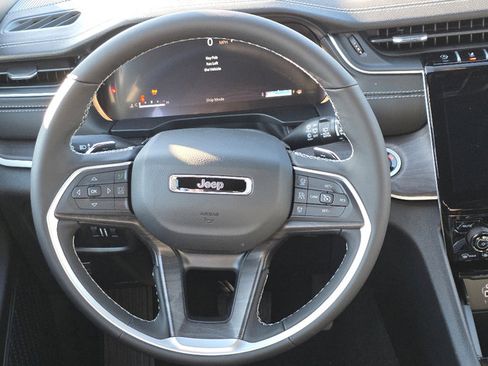 New 2025 Jeep Grand Cherokee Limited image 15
