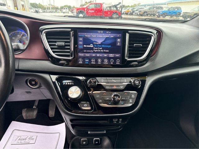Used 2019 Chrysler Pacifica Touring-L FWD image 15