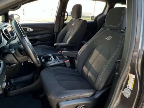 Used 2018 Chrysler Pacifica Touring Plus w/ S Appearance Package image 27