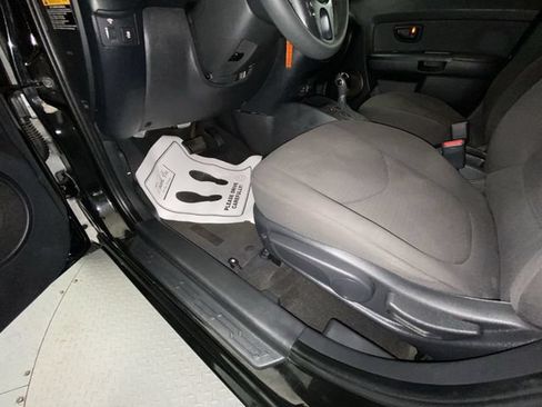 Used 2013 Kia Soul FWD image 12