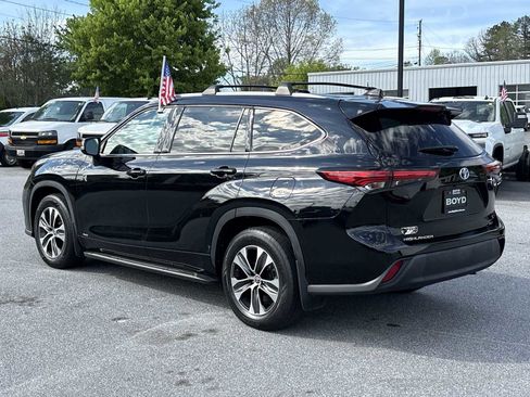 Used 2022 Toyota Highlander XLE AWD/4WD image 6