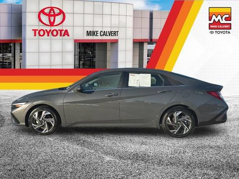 Used 2025 Hyundai Elantra SEL FWD image 2