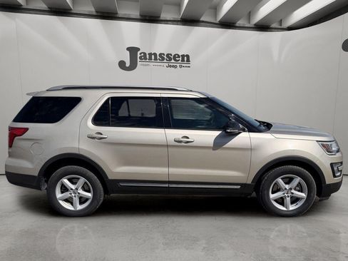 Used 2017 Ford Explorer XLT w/ Equipment Group 202A AWD/4WD image 4