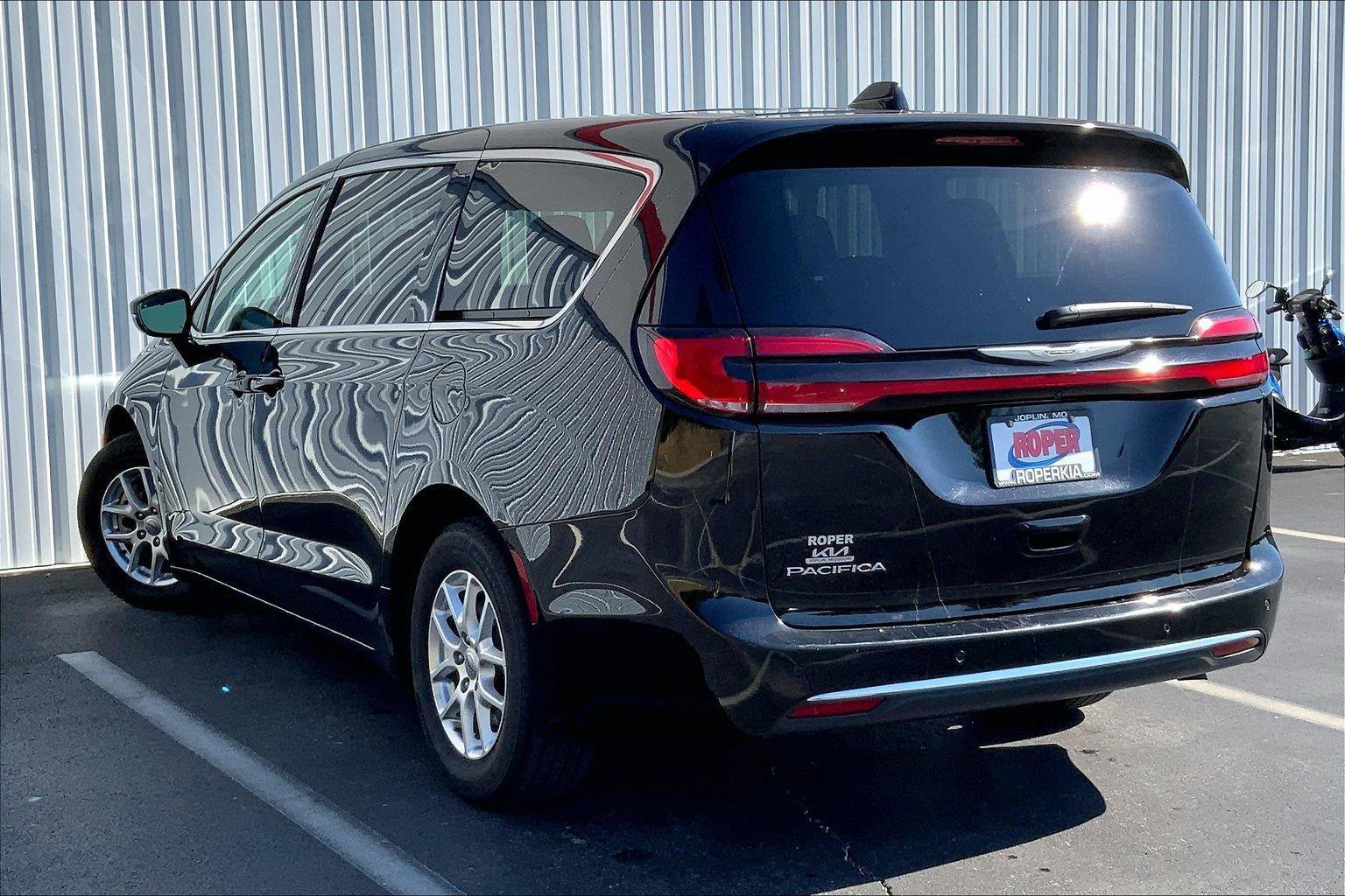Used 2024 Chrysler Pacifica Touring-L FWD image 10