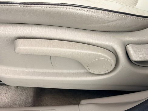 Used 2017 Kia Soul EV + w/ Sun & Fun Package image 28