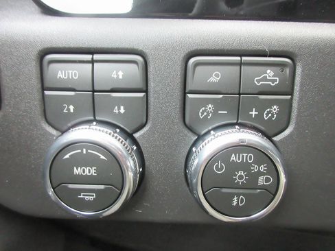 New 2026 GMC Sierra 1500 SLT w/ SLT Convenience Package image 17