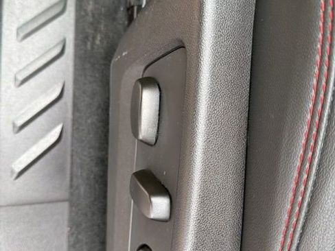 Used 2025 Chevrolet Colorado Z71 w/ Technology Package image 17