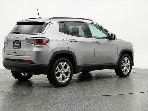 Used 2025 Jeep Compass Latitude image 9