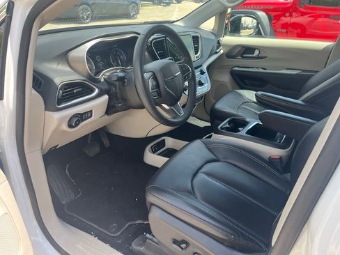 Used 2024 Chrysler Pacifica Touring-L FWD image 5