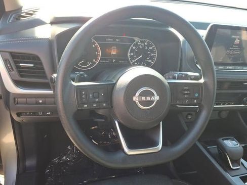 Used 2024 Nissan Rogue SV image 9