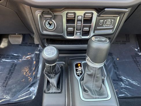 Used 2025 Jeep Wrangler Unlimited Sahara w/ Safety Group AWD/4WD image 20