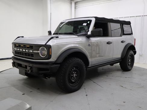Used 2022 Ford Bronco Black Diamond image 10