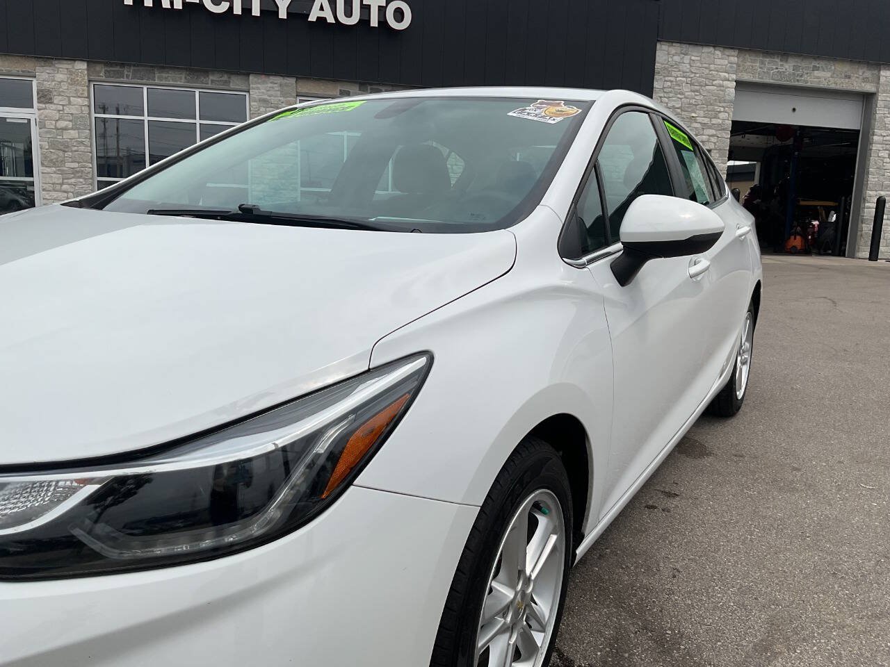 Used 2016 Chevrolet Cruze LT FWD image 2