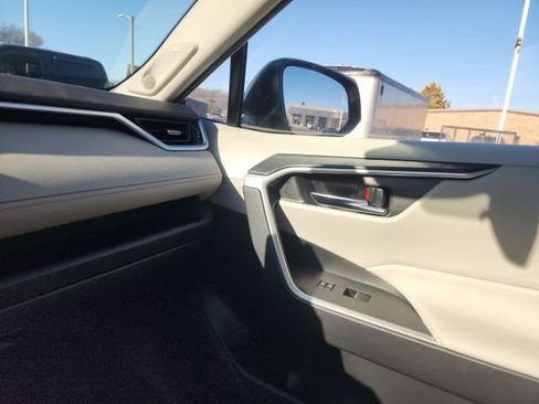 Used 2021 Toyota RAV4 XLE Premium image 23