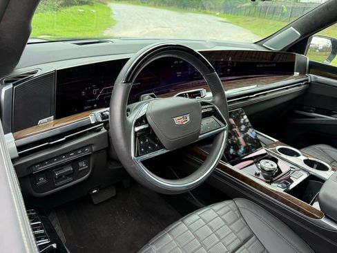 Certified 2025 Cadillac Escalade Premium Luxury Platinum w/ LPO, Floor Liner Package AWD/4WD image 3
