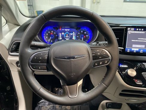 Used 2024 Chrysler Pacifica Touring-L image 27
