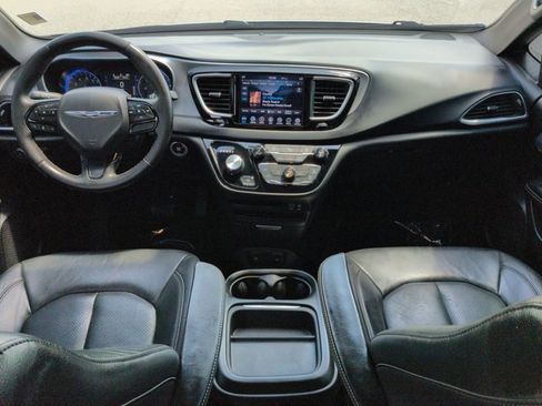 Used 2019 Chrysler Pacifica Touring-L w/ Premium Audio Group FWD image 16