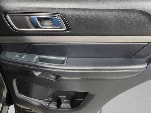 Used 2018 Ford Explorer XLT w/ Equipment Group 202A AWD/4WD image 34