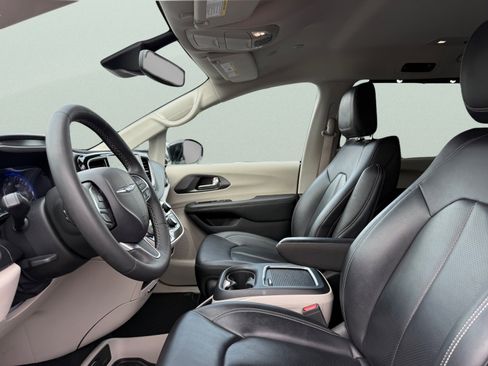Used 2024 Chrysler Pacifica Touring-L FWD image 11