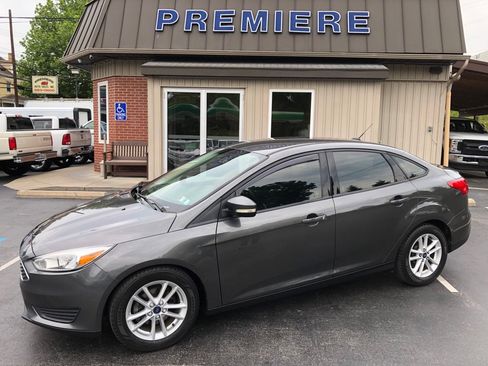 Used 2015 Ford Focus SE FWD image 2