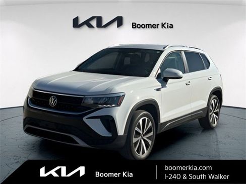 Used 2024 Volkswagen Taos SE image 1