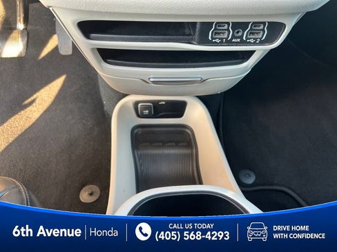 Used 2023 Chrysler Pacifica Touring-L FWD image 40