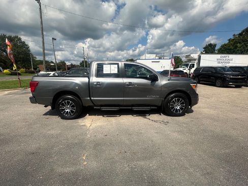 Used 2021 Nissan Titan SV w/ SV Convenience Package image 6