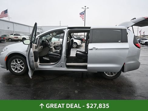 Used 2024 Chrysler Pacifica Touring-L image 53