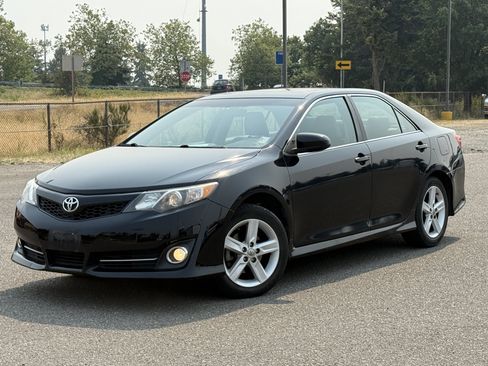 Used 2012 Toyota Camry SE FWD image 12