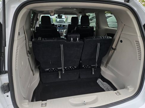 Used 2023 Chrysler Pacifica Touring-L FWD image 24