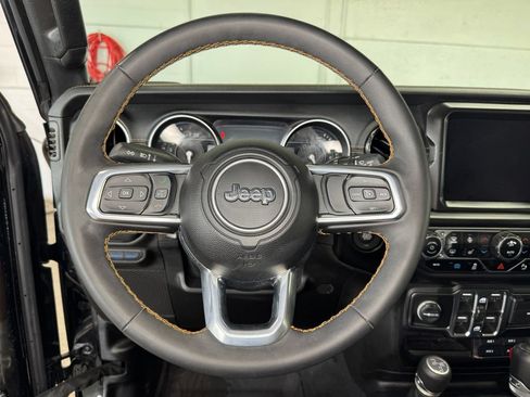 Used 2023 Jeep Wrangler Unlimited Sahara AWD/4WD image 15